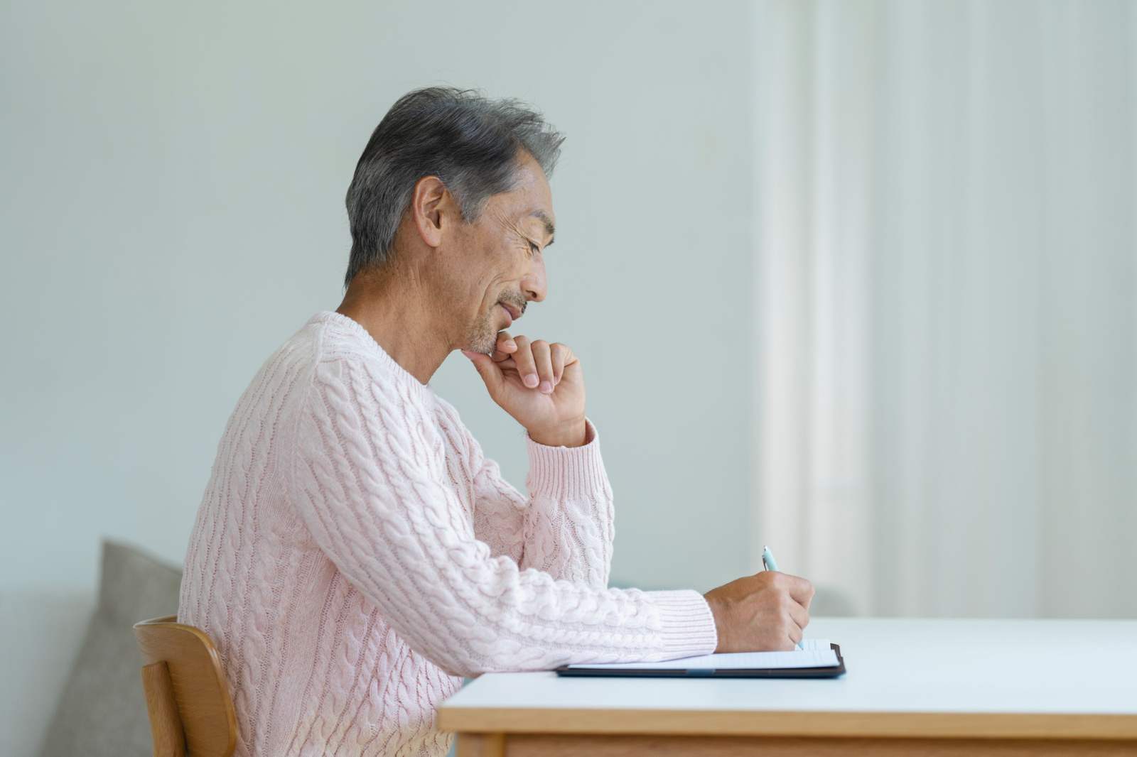 自筆証書遺言・公正証書遺言の作成をサポートします。 残された人に向けた大切な想いを形にし、相続トラブルを未然に防ぎます。 遺言書作成支援詳細